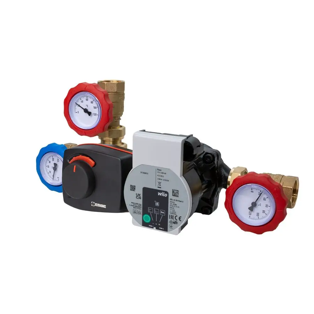 Rücklauftemperaturanhebung mit zwei manometrischen Druckanzeigen, Stellmotor und Ventilen. Produktelemente von ESBE gut sichtbar.